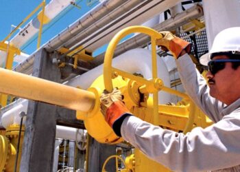 Sindicato petrolero logra aumento de 3.4% al salario