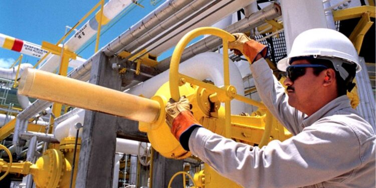 Sindicato petrolero logra aumento de 3.4% al salario