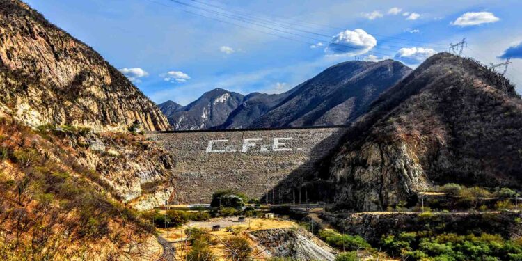 Se dispara 16% deuda de largo plazo de la CFE