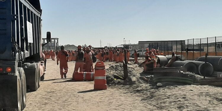 Amagan empleados de ICA con tomar Dos Bocas