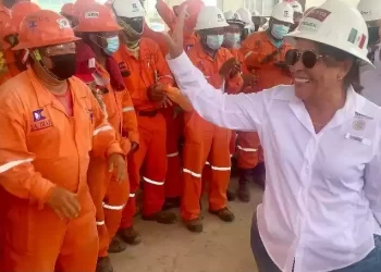 Rocío Nahle se toma la foto; visita Dos Bocas