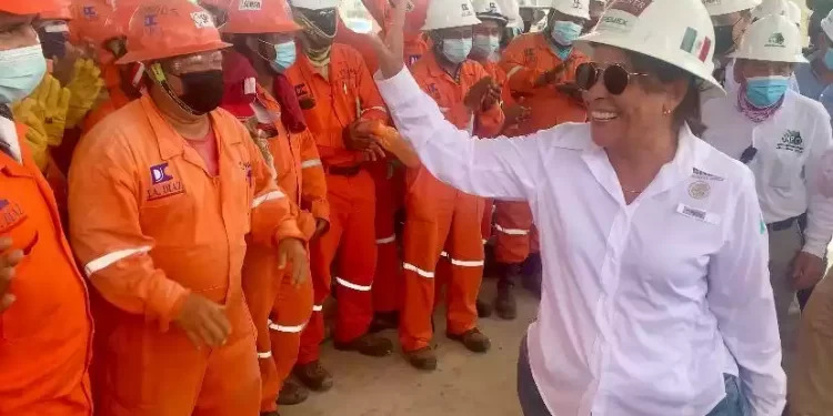 Rocío Nahle se toma la foto; visita Dos Bocas