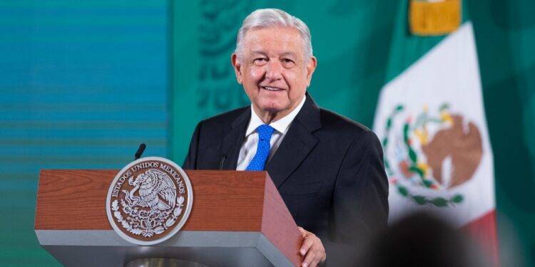 AMLO abre la puerta a cambios en reforma eléctrica