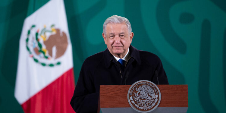 AMLO defendió su iniciativa eléctrica ante Trudeau