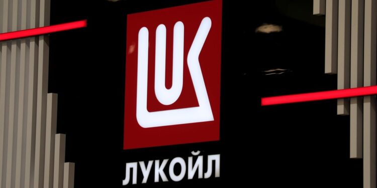 Encuentra Lukoil campo petrolero en Bloque 12