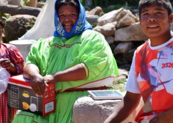 Ilumínate lleva luz a las comunidades más pobres del país