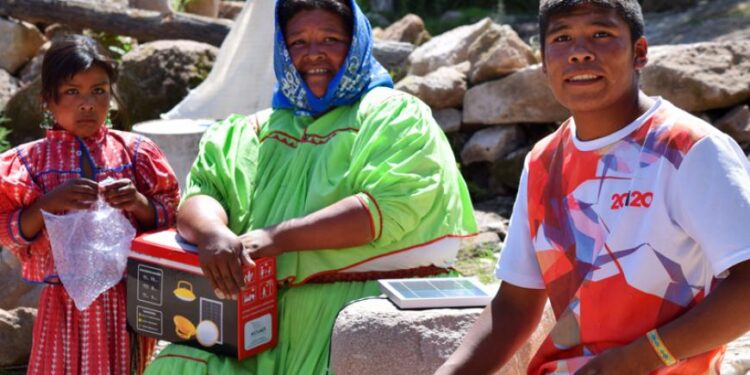 Ilumínate lleva luz a las comunidades más pobres del país