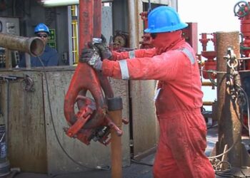 Baja producción de crudo de Pemex; sube la privada