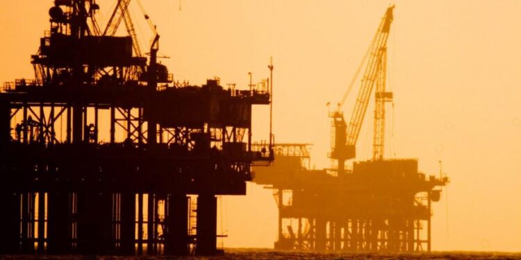 Sigue estancada la producción petrolera; cayó 7% en 2019