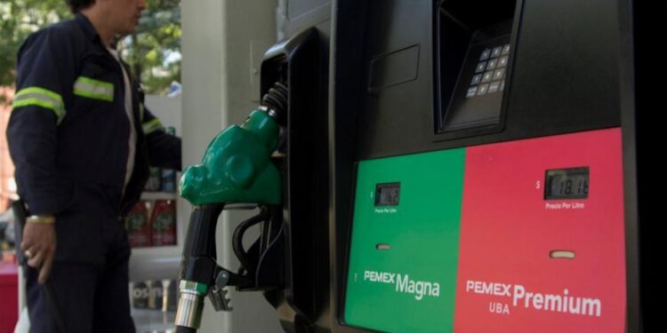 Todas las gasolineras deberían bajar sus precios: Sheffield