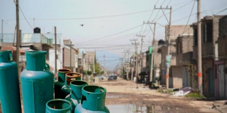 Donan gaseros 131,000 lt de combustible a más pobres