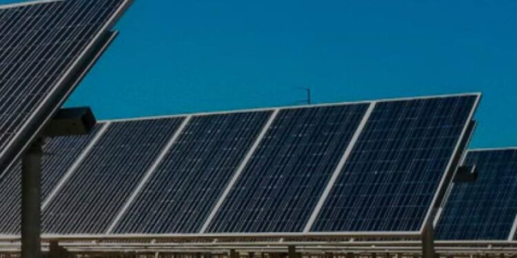 Impulsan proyectos de ley para promover techos solares