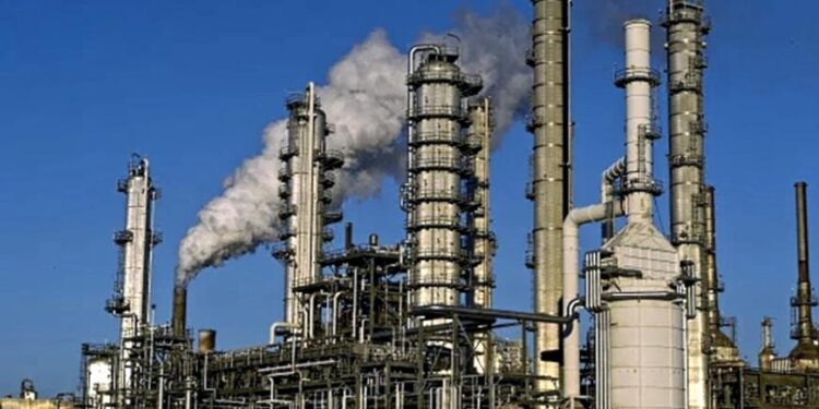 Austeridad en Pemex compromete refinación, advierten