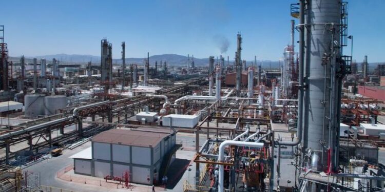 Reanudarán reconfiguración de la refinería de Tula