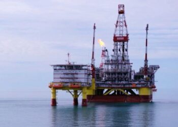 Extiende OPEP+ recorte en producción un mes más