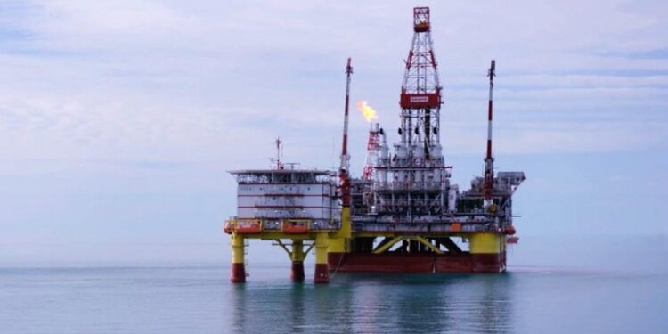 Extiende OPEP+ recorte en producción un mes más