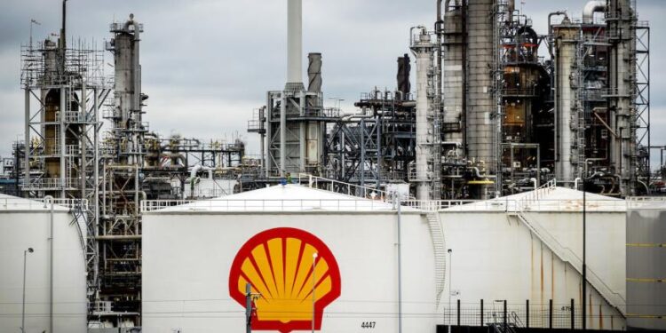 Tribunal holandés ordena a Shell reducir emisiones a la mitad