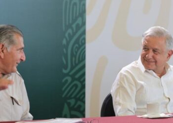 Va López Obrador por reforma constitucional eléctrica