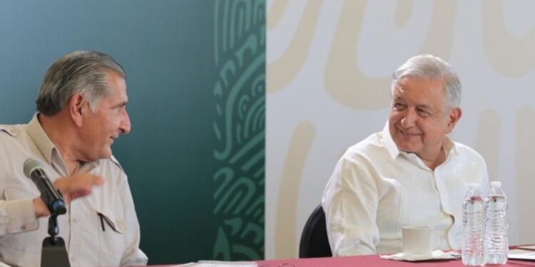 Va López Obrador por reforma constitucional eléctrica