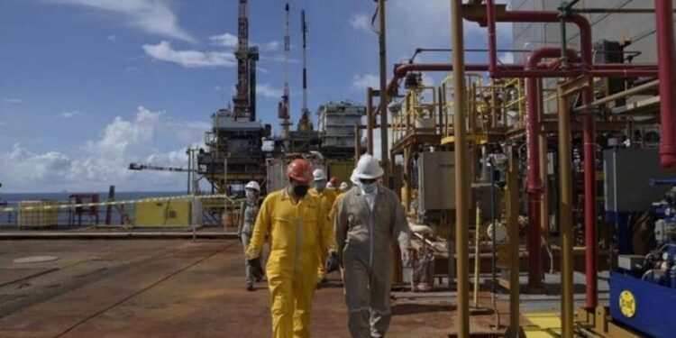 Pemex pagará a proveedores, firma convenio con AMESPAC