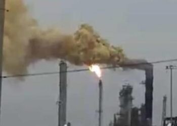 Causan alarma desfogues en dos refinerías de Pemex