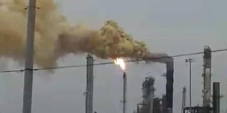 Causan alarma desfogues en dos refinerías de Pemex