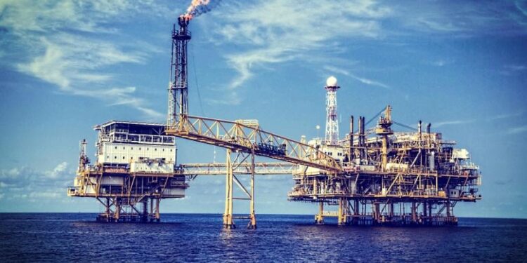 Baja Pemex previsión de producción petrolera para 2024