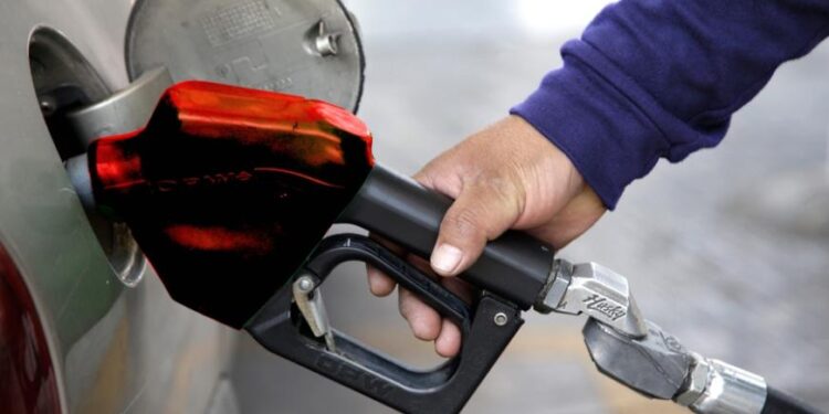 Aumentó recaudación de impuestos por gasolinas: SAT