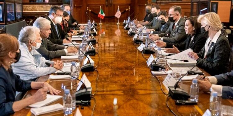 Inversión extranjera, un tema en encuentro Harris-López Obrador