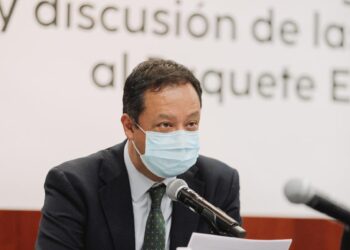 Negocia Hacienda contratos eléctricos de autoabasto con privados