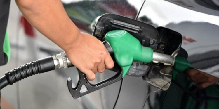 Sube Hacienda en 7.37% el IEPS a gasolinas