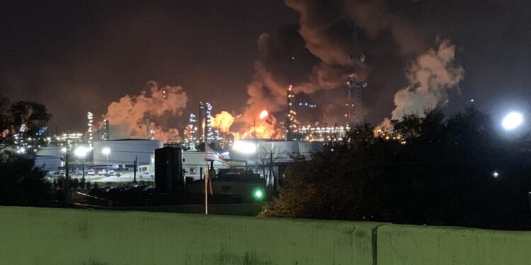 Controla Exxon incendio en su refinería de Baytown