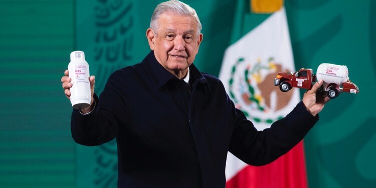 Presenta AMLO nuevo decálogo para Pemex
