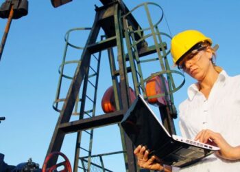 Llama secretaria Jennifer Granholm a incluir más mujeres en ciencia y tecnología