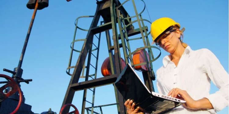 Llama secretaria Jennifer Granholm a incluir más mujeres en ciencia y tecnología