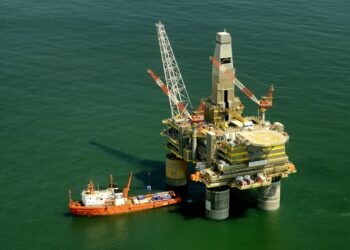 Crisis militar en Ucrania llevará al petróleo a 100 dólares