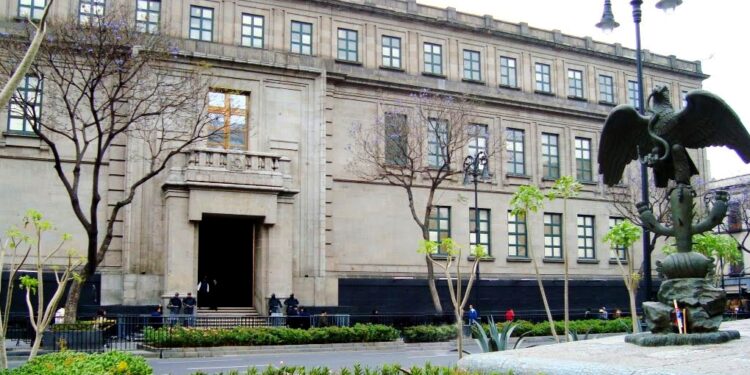Ordena la SCJN aplazar sentencias de amparos contra la LIE