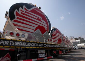 Dan banderazo a las primeras 30 pipas de Pemex
