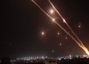 Rompen petroprecios barrera de los 100 dólares; inicia ofensiva rusa en Ucrania