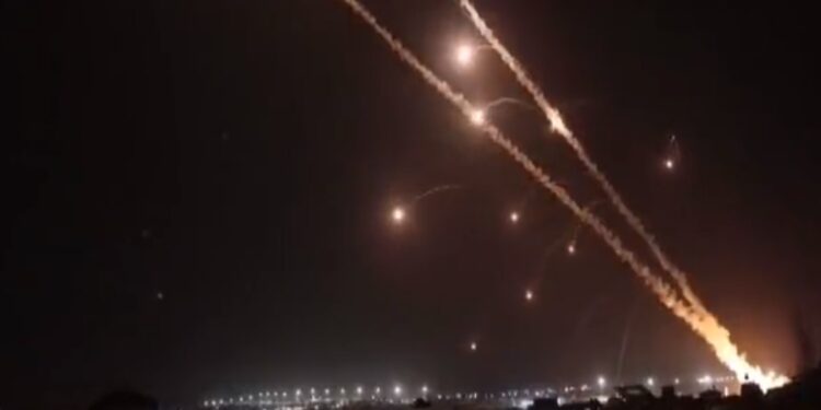 Rompen petroprecios barrera de los 100 dólares; inicia ofensiva rusa en Ucrania