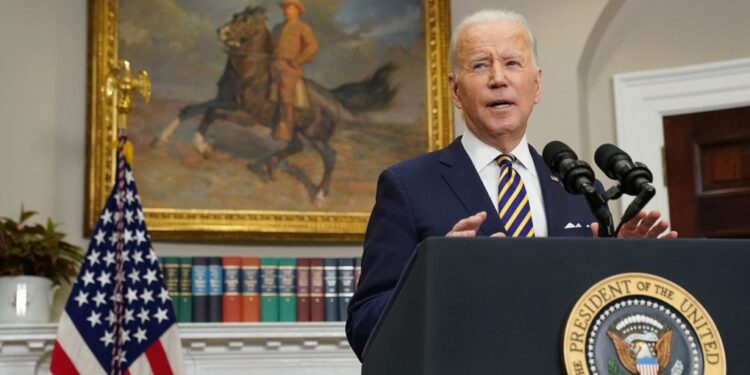 Prohíbe Biden importaciones de petróleo ruso a EEUU
