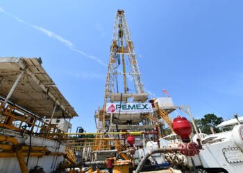 Pemex reduce producción y aumenta exportación de crudo