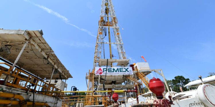 Pemex reduce producción y aumenta exportación de crudo