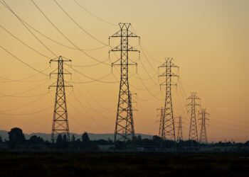 Reforma Eléctrica aumentará emisiones y costos de energía, advierte Moody’s