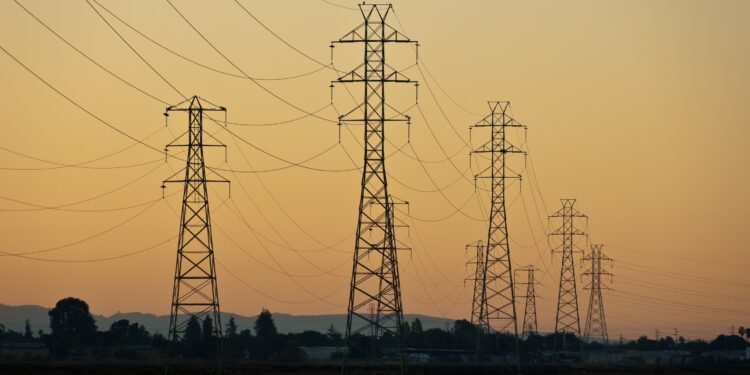 Reforma Eléctrica aumentará emisiones y costos de energía, advierte Moody’s