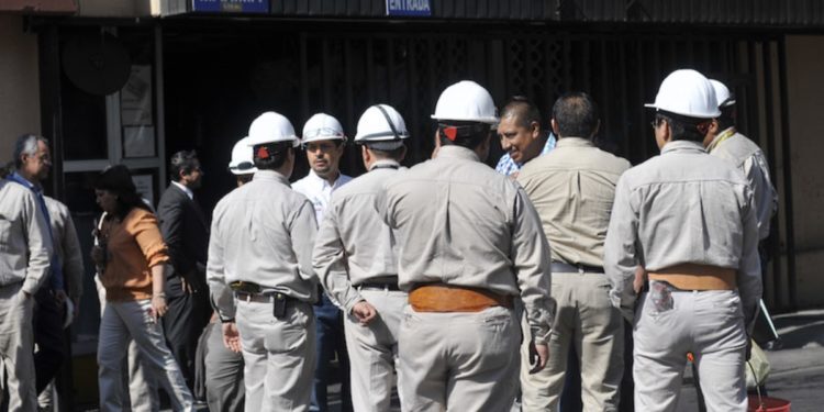 Inician petroleros protesta pacífica por incumplimiento del CCT