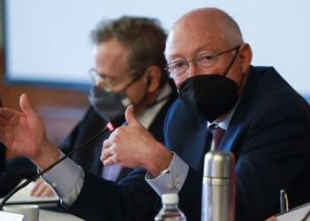 Decisión de la Corte generará incertidumbre: Ken Salazar