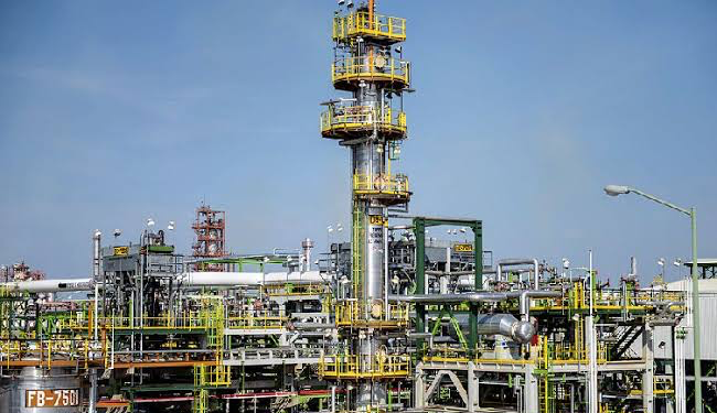 Restringen personal a refinería de Tula