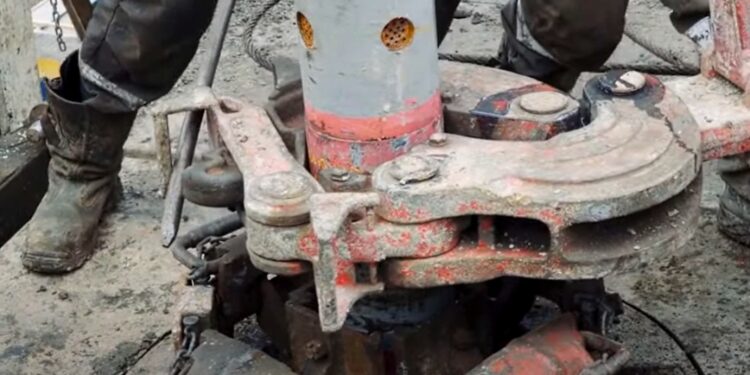 Vuelve a caer producción petrolera de Pemex