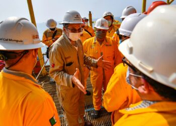 Pemex se ajusta el cinturón, presenta plan de austeridad